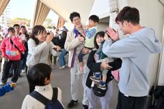 今大会の金メダルリストで俳優でもある山田真樹選手(右)と交流する観客。デフリンピックは選手との距離が近いのが特徴(21日、東京都駒沢陸上競技場)