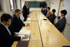 小野町長（左側３人目）と農業について意見を交換するＪＡ木野青年部員ら（右側３人目が石王部長）