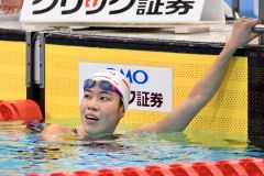 【女子８００メートル自由形】タイムを確認する蝦名愛梨（大賀章好撮影）