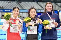 女子８００メートル自由形で銀メダルを獲得した蝦名愛梨（左、大賀章好撮影）