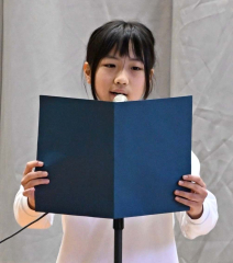 児童代表の言葉を述べる北澤児童会長(須貝拓也撮影)