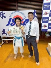 優勝のメダルと賞状を手にする真統館の小林みひろ。右は延藤勉館長