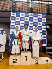 表彰台に立つ真統館の小林みひろ（中央）