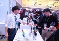 道内約３０ワイナリーから約９０銘柄のワインが勢ぞろい。十勝のワイナリーの新作にも注目が集まった