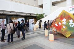 今年の全体テーマは「いきる」。展示部門では書道など5部会で計86作品が展示され、時間をかけて作品に見入る来場者の姿もあった
