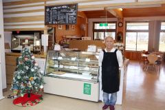 夜営業を始めたウェザーコックカフェと三浦さん