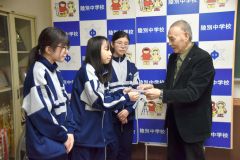 （写真右から）佐久間さんからお礼の絵などを受け取る森下芽愛さん、佐川美羽さん、宗清凜部長