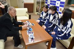 佐久間さん（写真左）から陸別の歴史を教わる（右側奥から）森下芽愛さん、宗清凜部長、佐川美羽さん