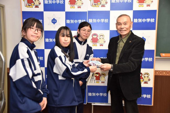 メッセージカード作成の中学生にお礼　陸別　佐久間さん、自身で撮影の町の写真贈る