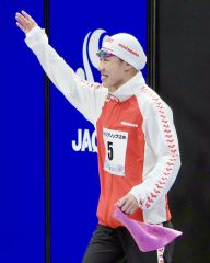 【女子４００メートル自由形】決勝レース前にギャラリーに手を振る蝦名愛梨（大賀章好撮影）