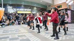 点灯式を前に子どもたちがダンスを披露した