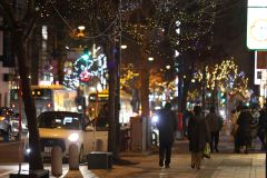 イルミネーションが始まった西2条通(助川かおる通信員撮影)