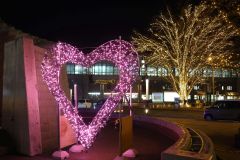 華やかなムードに包まれた駅北口(助川かおる通信員撮影)