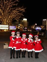 点灯式に参加したサンタクロース姿の子どもたち(助川かおる通信員撮影)