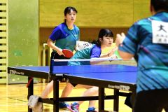 女子ダブルスを制した帯南商の（左から）堀越結月・束原侑夏組