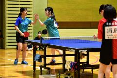 ハイタッチで喜ぶ帯南商の（左から）堀越結月・束原侑夏組