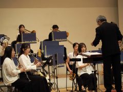 迫力ある演奏を披露する団員