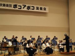 迫力ある演奏を披露する団員