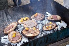 木の板で焼く「ウッドプランクグリル」挑戦　池田高校 2