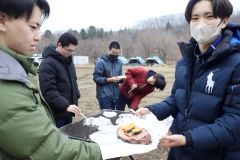 池田の食材をウッドプランクグリルで味わった生徒