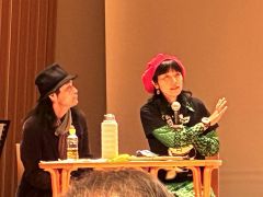 フリースクールの活動を紹介した針村さん（右）と夫のヒロさん