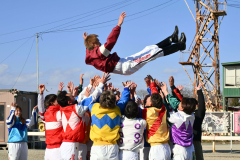 感謝と祝福を込め騎手らに胴上げされる藤野騎手(金野和彦撮影)