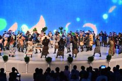 帯広カムイトウウポポ保存会は今年５月、道内外のアイヌと共に大阪・関西万博で舞踊を披露。酒井さんもステージに立った（５月１７日）