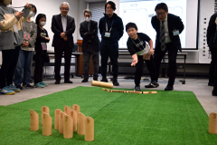 モルックを楽しむ親子づれ