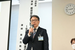 あいさつする村松教育長