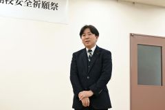 あいさつする学校法人創志学園の大塚敏弘学園長