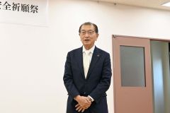 あいさつするクラーク国際高校の吉田洋一校長