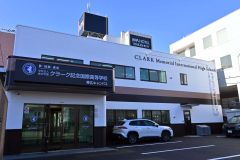 大通に面した校舎の外観