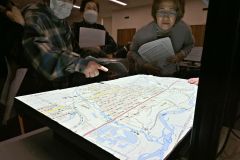 地形を凹凸で再現したスクリーンに芽室町の地図が映し出され、浸水シミュレーションを行った
