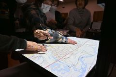 地形を凹凸で再現したスクリーンに芽室町の地図が映し出され、浸水シミュレーションを行った