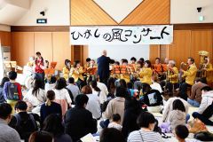 楽しい人形劇や音楽の演奏で子どもたちを楽しませた「ひだしの風コンサート」