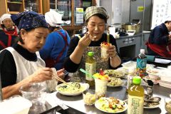 完成後に試食する参加者