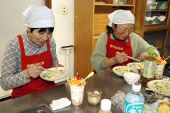 完成後に試食する参加者