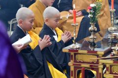 得度式で経を読む（左から）仁道さんと孝司さん
