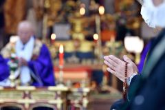 手を合わせて得度を祈る檀家