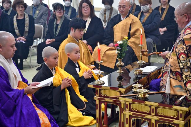 １０歳と８歳の兄弟僧侶が誕生「お父さんみたいなお坊さんになる」　鹿追寺