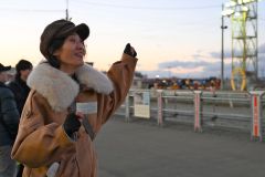 レースで予想を的中させ、喜びを見せるアンジーさん