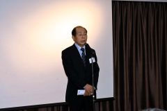 あいさつする須藤会長