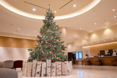 ロビーに設置された真鍋庭園のツリー