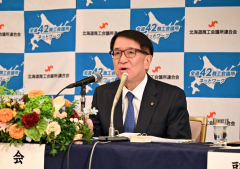 記者会見で抱負を述べる安田新会頭