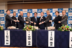 新会頭の安田氏（中央）と、帯広商工会議所会頭の川田氏（右から２人目）ら８人の副会頭