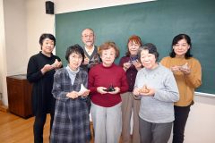 １０周年記念コンサートに向けて練習に励む池田オカリナ会のメンバー。後列左から２人目が小山代表