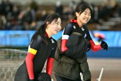 女子スプリント総合1位の山本彩瑛(左)と2位の幸田雪菜。レースを終えて表情が和らぐ