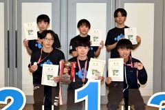 男子スプリントの上位入賞者。前列中央が優勝の鈴木凱大