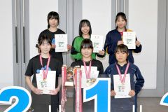 女子オールラウンドの上位入賞者。前列中央が優勝の長岡和