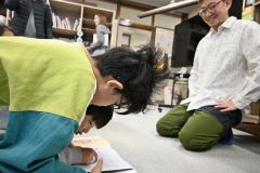 読み聞かせの後に食い入るように絵本を読む子どもたち